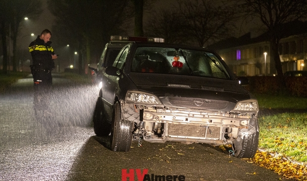 De auto raakte flink beschadigd. (Foto: HV Almere)