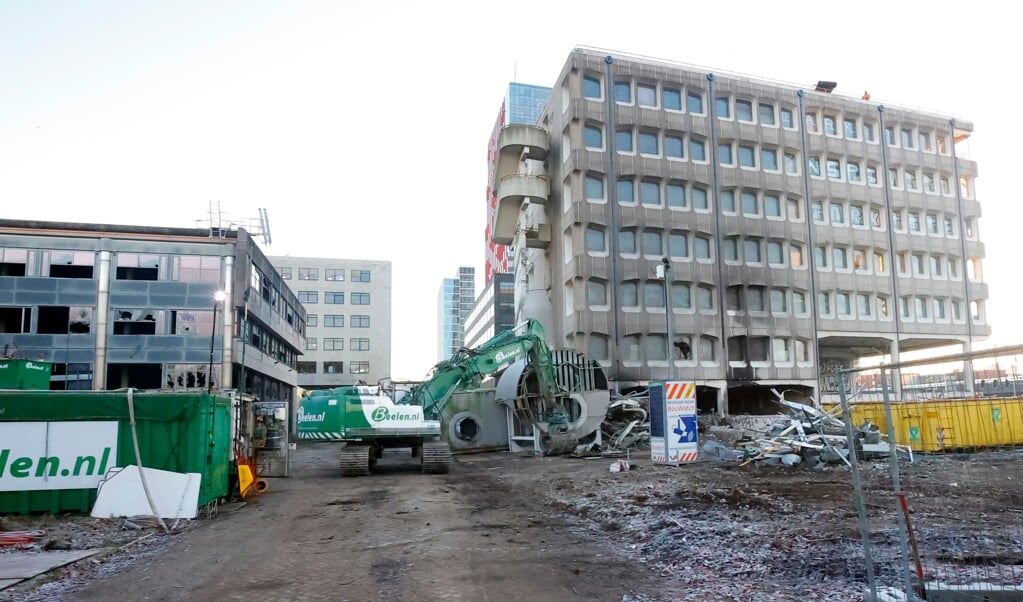 De sloop van gebouw De Beurs is begonnen. (Foto: Fred Rotgans)