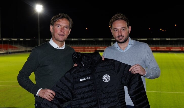 Alex Pastoor (links) is de nieuwe trainer van Almere City FC. Rechts Teun Jacobs (Foto: Ron Baltus)