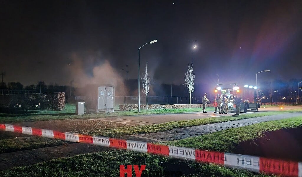 Het elektriciteitshuisje (links) vloog in brand. (Foto: HV Almere)