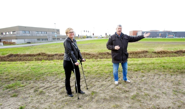 Regina Tang en Wim Klomp op de plek waar het complex zal verrijzen. (Foto: Fred Rotgans) 
