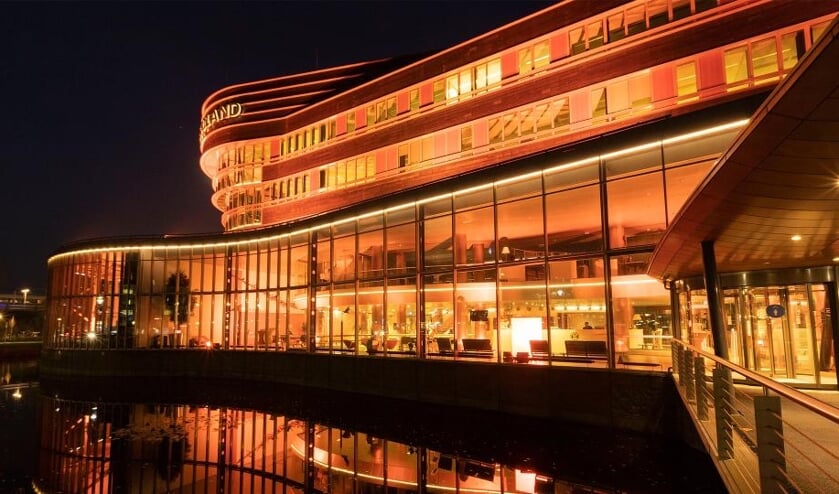 De uitreiking vond plaats in het oranje verlichte provinciehuis in Lelystad.