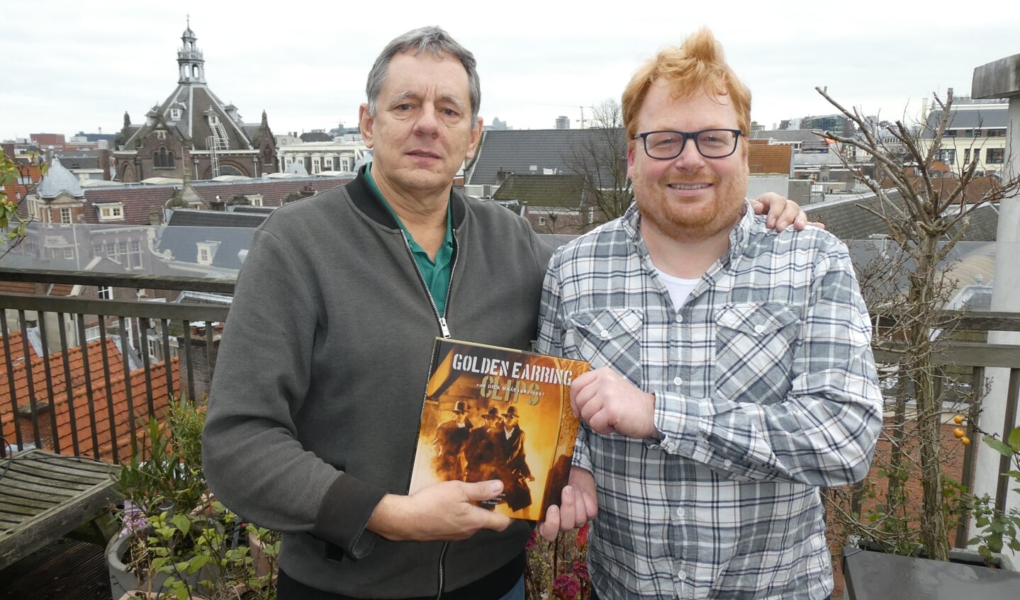 Aart van Grootheest (rechts) overhandigt Dick Maas het boek. (Foto: Esmé Lammers)