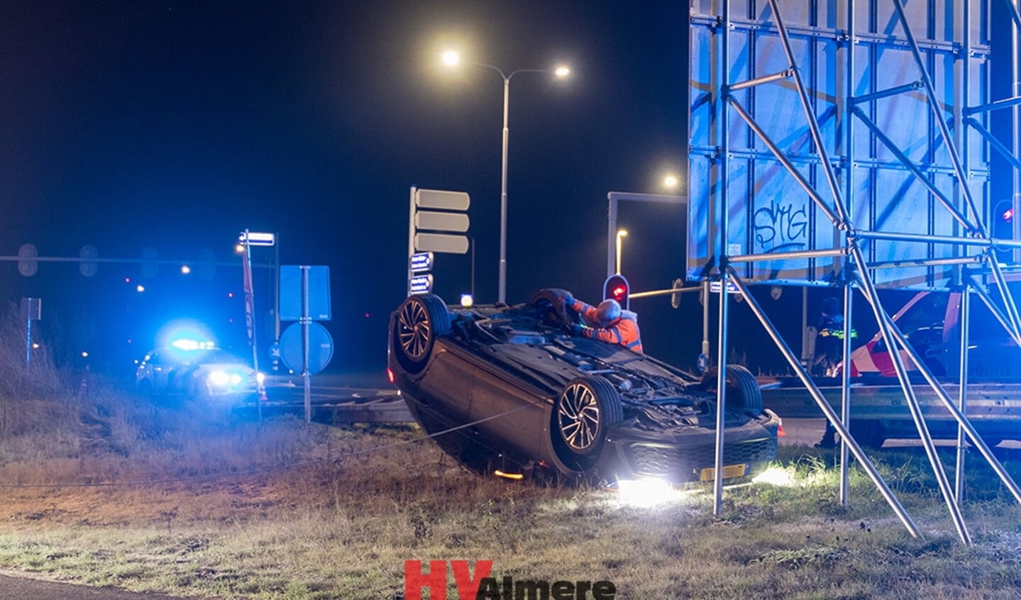 De auto werd aangetroffen en lag op zijn kop. (Foto: HV Almere)