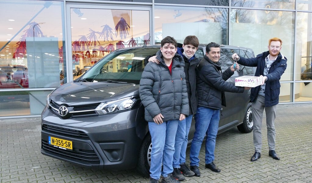 Mettin Bildirici nam samen met zijn zoons de sleutels in ontvangst en de Toyota-dealer kreeg een taart van de Zorgbakkerij. (Foto: Almere DEZE WEEK)