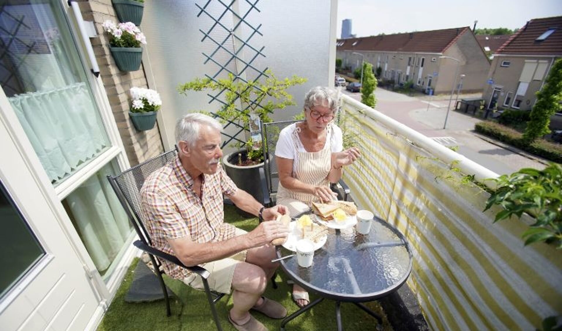 In de zomer eten Maria en Martin elke avond op het kleine balkon op zolder
(Foto: Fred Rotgans)
