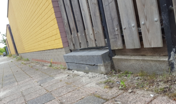 <p>Bij het Pigmenthof in de Regenboogbuurt was de grond verzakt. Inmiddels is daar groot onderhoud uitgevoerd. (Archieffoto: Fred Rotgans)</p>