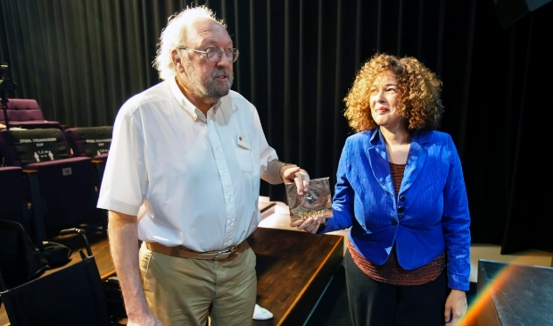 <p>Frits Huis nam het eerste exemplaar in ontvangst (Foto: Fred Rotgans)</p>