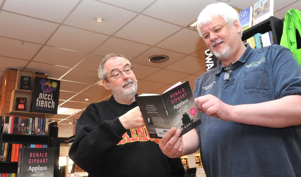 Eigenaar Eric Herni (rechts) in zijn The Read Shop samen met schrijver Ronald Giphart. (Foto: Bob Friedländer)