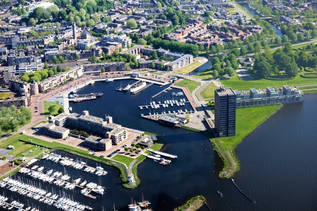 <p>De havenkom met links vooraan de strip (Foto: Ben te Raa)</p>