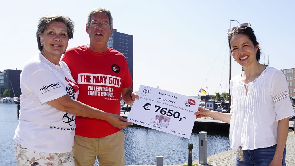 Roely en Rens van Grinsven ontvangen een cheque na afloop van een eerdere inzamelingsactie (Archieffoto: Fred Rotgans)