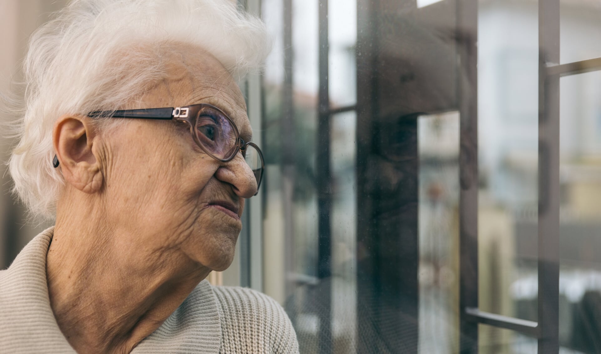 Eenzaamheid komt niet alleen voor bij ouderen. (Archieffoto: Shutterstock)