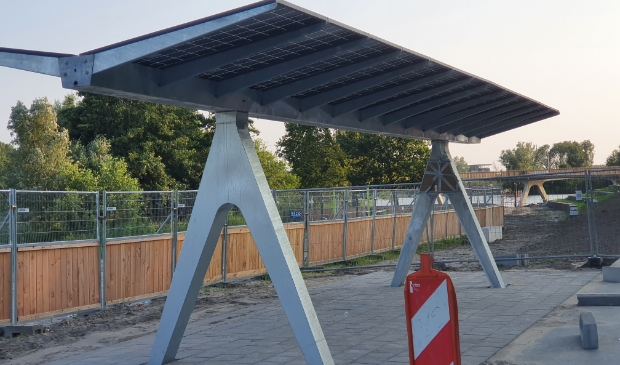 De pergola met zonnepanelen bij het Lumièrestrand. (Foto: Almere DEZE WEEK)
