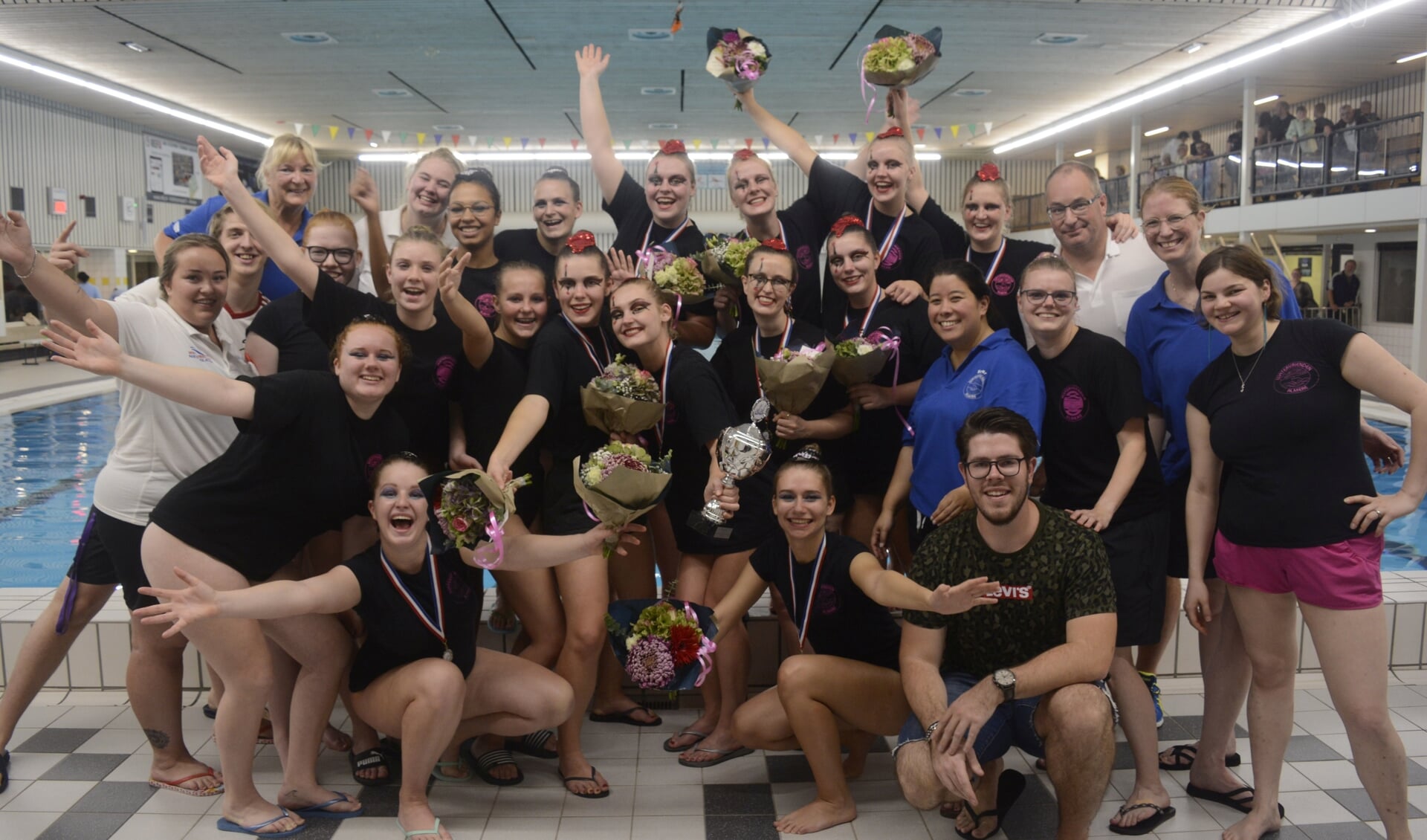 Goud Voor Synchroonzwemsters Watervrienden - Almere DEZE WEEK | Dé ...