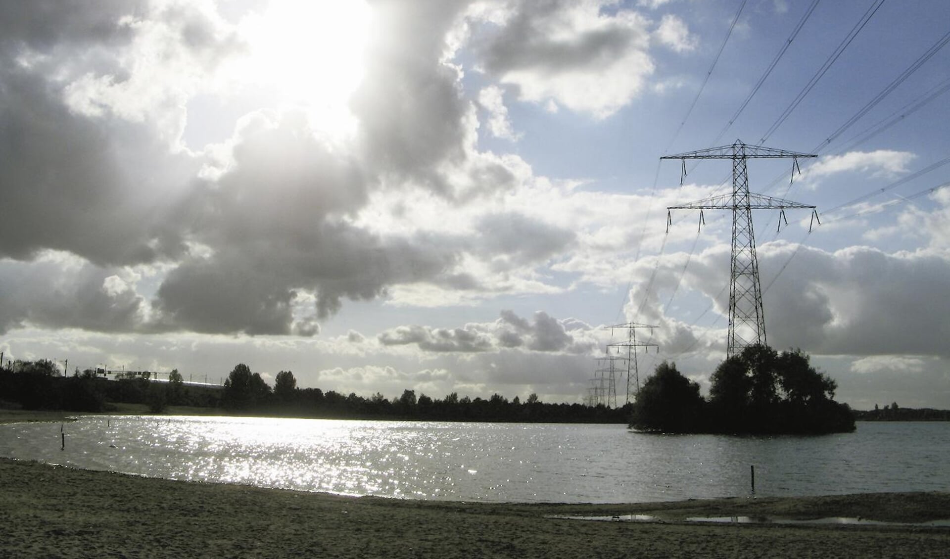 Hoogspanningskabels over het Weerwater. (Foto: aangeleverd)