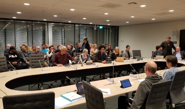<p>Boze Waterwijkers in de vergaderzaal omdat ze niet goed betrokken werden bij bouwplannen. (Archieffoto: Almere DEZE WEEK)</p>