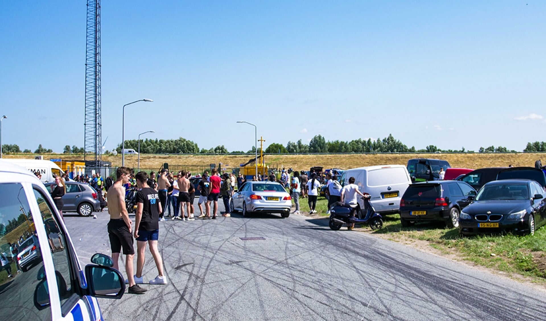 Na een oproep van de politie, vertrok de groep. (Foto: HV Almere)