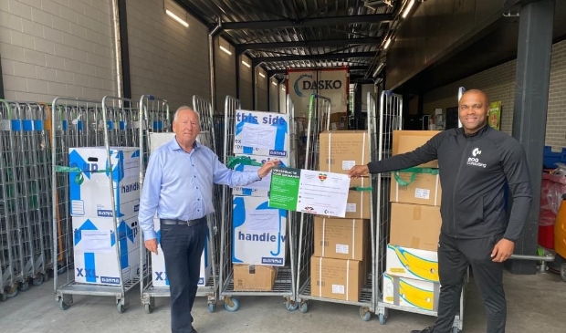 De goederen zijn klaar om vervoerd te worden naar Suriname. (Foto: aangeleverd)