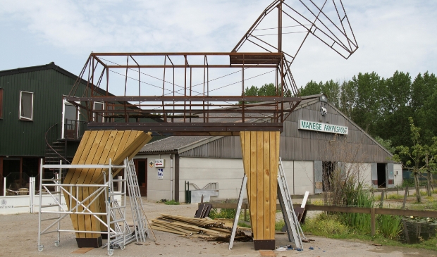 Manege Pampushout restaureert markant houten paard Almere DEZE WEEK