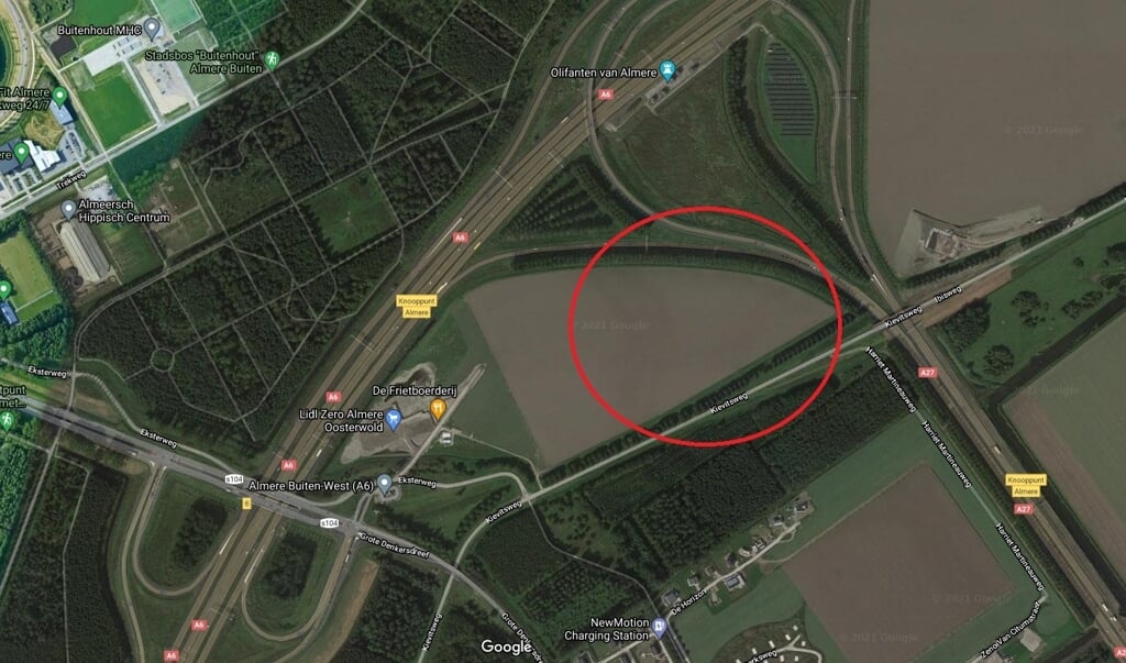 Op deze plek moet het zonnepark komen. (Foto: Google Maps)