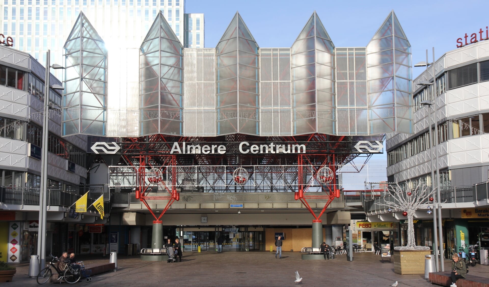 Het Stationsplein met links en recht de Station Offices. (Archieffoto: Fred Rotgans)