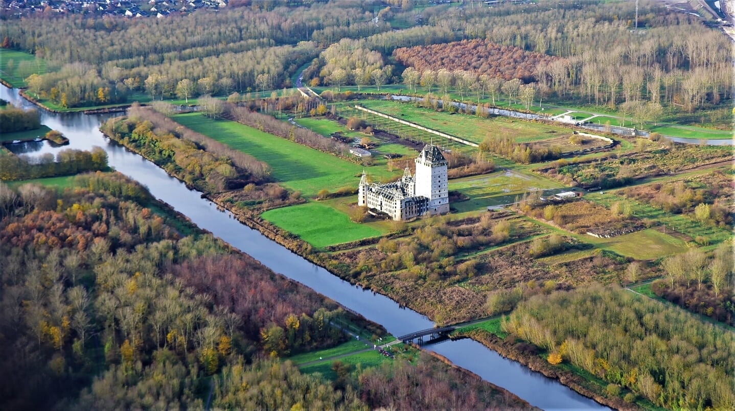 Het kasteel en de omgeving. (Archieffoto: Rien Moolhuizen)