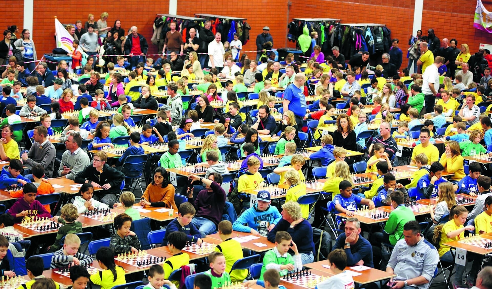 Het Almeerse schoolschaaktoernooi is één van de grootste in ons land, maar kan onder de huidige omstandigheden niet op de vertrouwde manier worden georganiseerd. (Archieffoto: Fred Rotgans)
