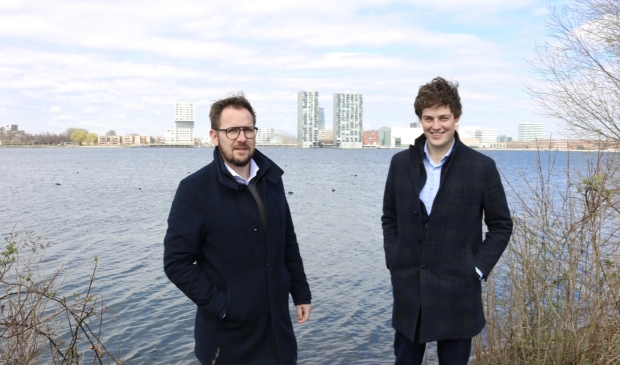 <p>Sander van der Werf (directeur Projectontwikkeling) en Corneel van der Wielen (projectontwikkelaar). (Foto: Almere Zaken) </p>