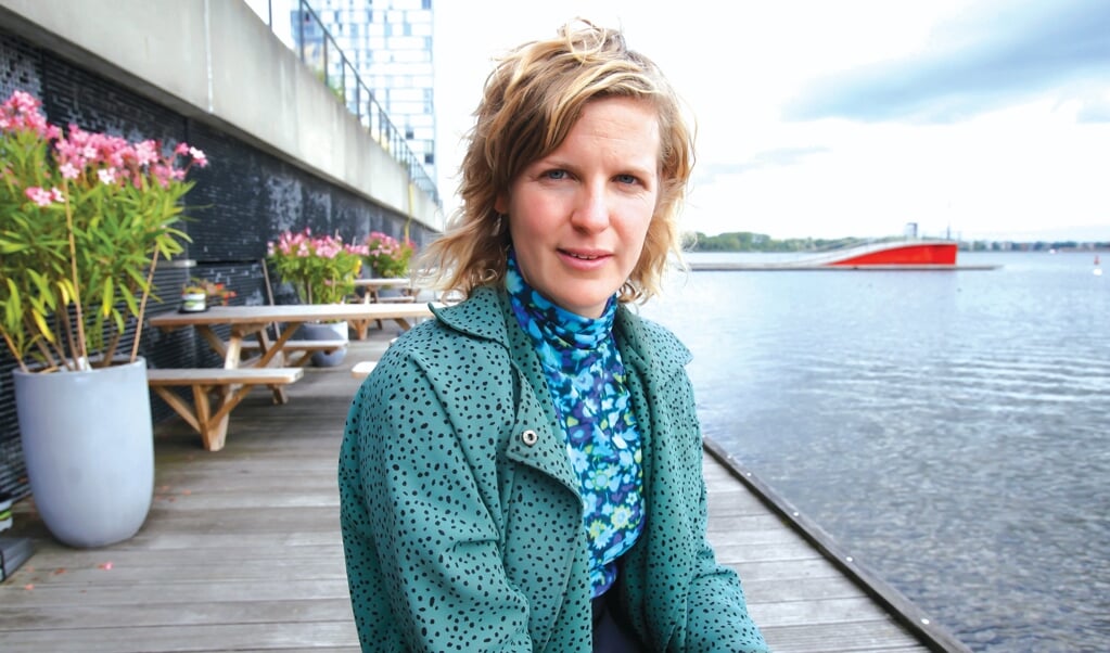 Niña Weijers is de vierde schrijfster die een boek over Almere schrijft. (Foto: Fred Rotgans)