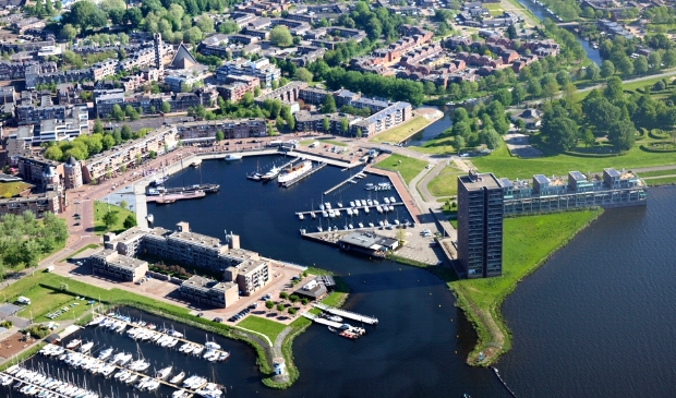 <p>De havenkom met links vooraan de strip (Foto: Ben te Raa)</p>