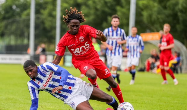 Marcelencio Esajas in actie voor Almere City. (Foto: Digishotspro)