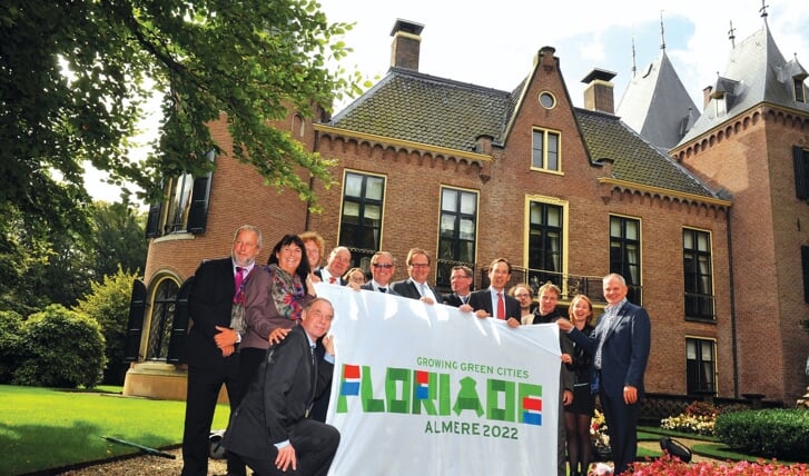 Wethouder Duijvesteijn van Almere wordt hier gefeliciteerd door de voorzitter van de tuinbouwraad de heer Nico Koomen (midden). (Archieffoto 2012: Bob Friedländer)