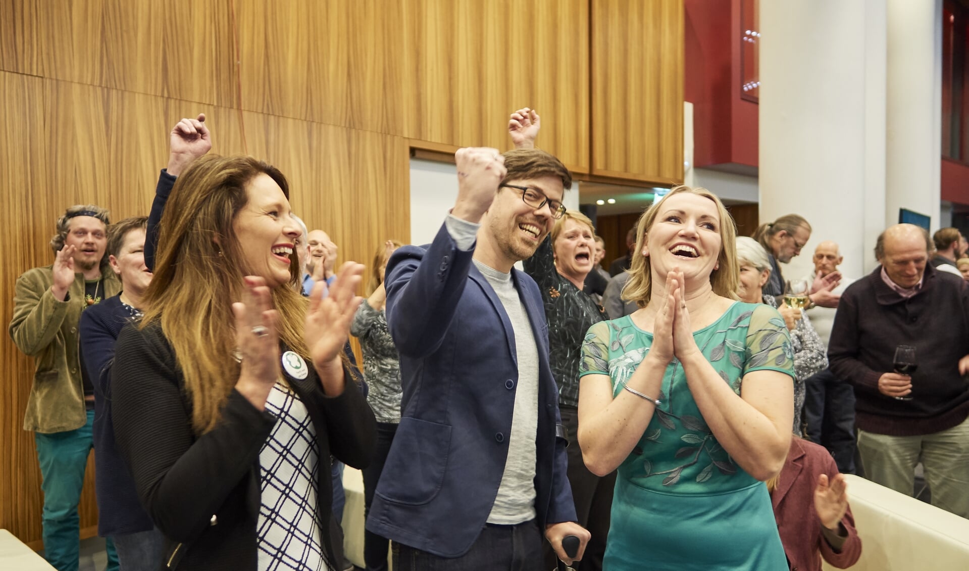 Leonie Vestering (r) opgetogen bij het horen van de verkiezingsuitslag. Links de huidige fractievoorzitter van de Partij voor de Dieren Marjolijn Veenstra. Midden wethouder Jesse Luijendijk (Archieffoto: aangeleverd)