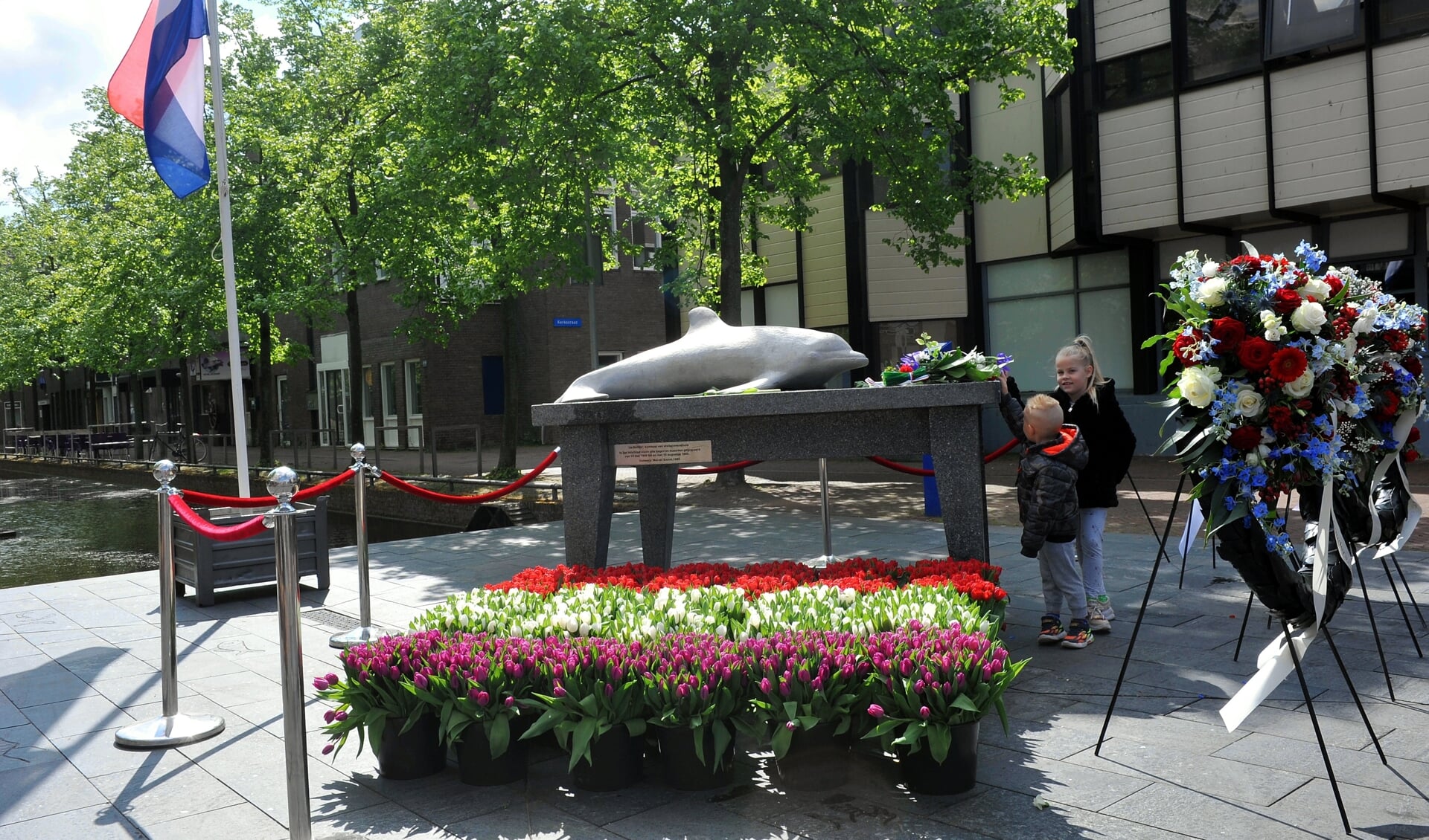 Op 4 mei is weer de officiële herdenking bij monument de Dolfijn in Haven. (Archieffoto: Bob Friedländer)