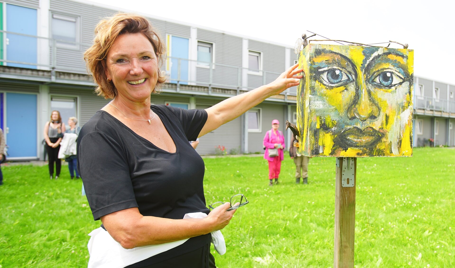 Het Odeonpark is nu ook natuurkunstpark. Kunstenares Gerrie Ruijs toont haar werk. (Foto: Fred Rotgans)