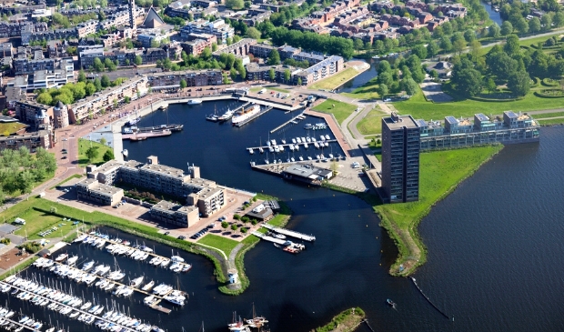 <p>De havenkom met links vooraan de strip (Foto: Ben te Raa)</p>