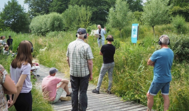 <p>Schrijver Bram Koedam vertelde korte verhalen in De Velden. (Foto: Almere DEZE WEEK)</p>