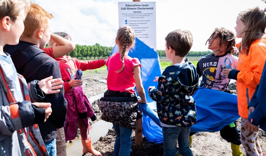 Kinderen van basisschool de Verwondering onthulden het bord van het Zeropark. (Foto: Elisa Smook)