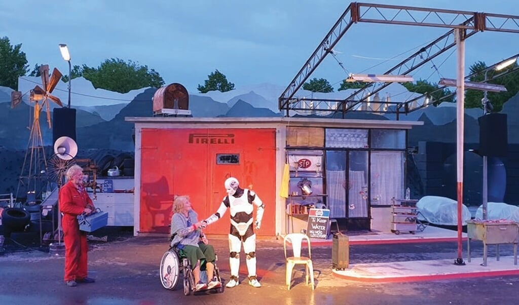 Met de hoofdpersoon uit de voorstelling Robot voerde Visi a Vis in 2021 al actie in het gemeentehuis (Foto: Almere DEZE WEEK)