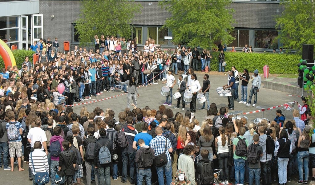 Docenten ‘gedrild’ tijdens examenstunt Baken Park Lyceum Almere DEZE WEEK Dé krant die