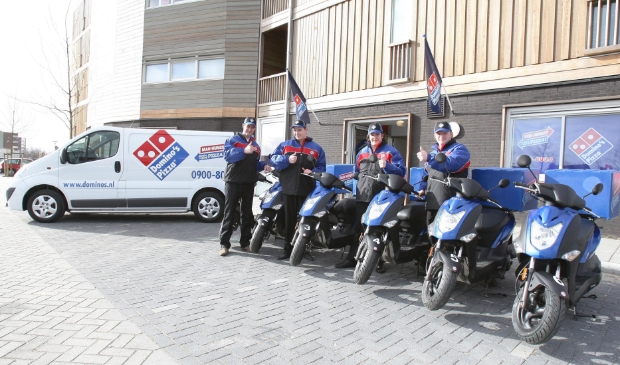 donker dramatisch In beweging Pizza's snel thuisbezorgd en betalen met pinNu ook Domino's Pizza in Almere  Buiten | Almere DEZE WEEK | Dé krant die Almere in beweging brengt