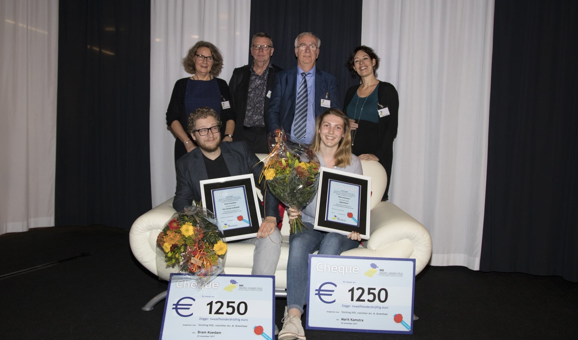 De winnaars van 2017 Zittend: Winnaars Bram Koedam en Marit Kamtra. Staand de jury: v.l.n.r. Marion Wichard, Henk Sommers, Andries Greiner en Ilse Ruijters (Archieffoto: SteijgerComm.)