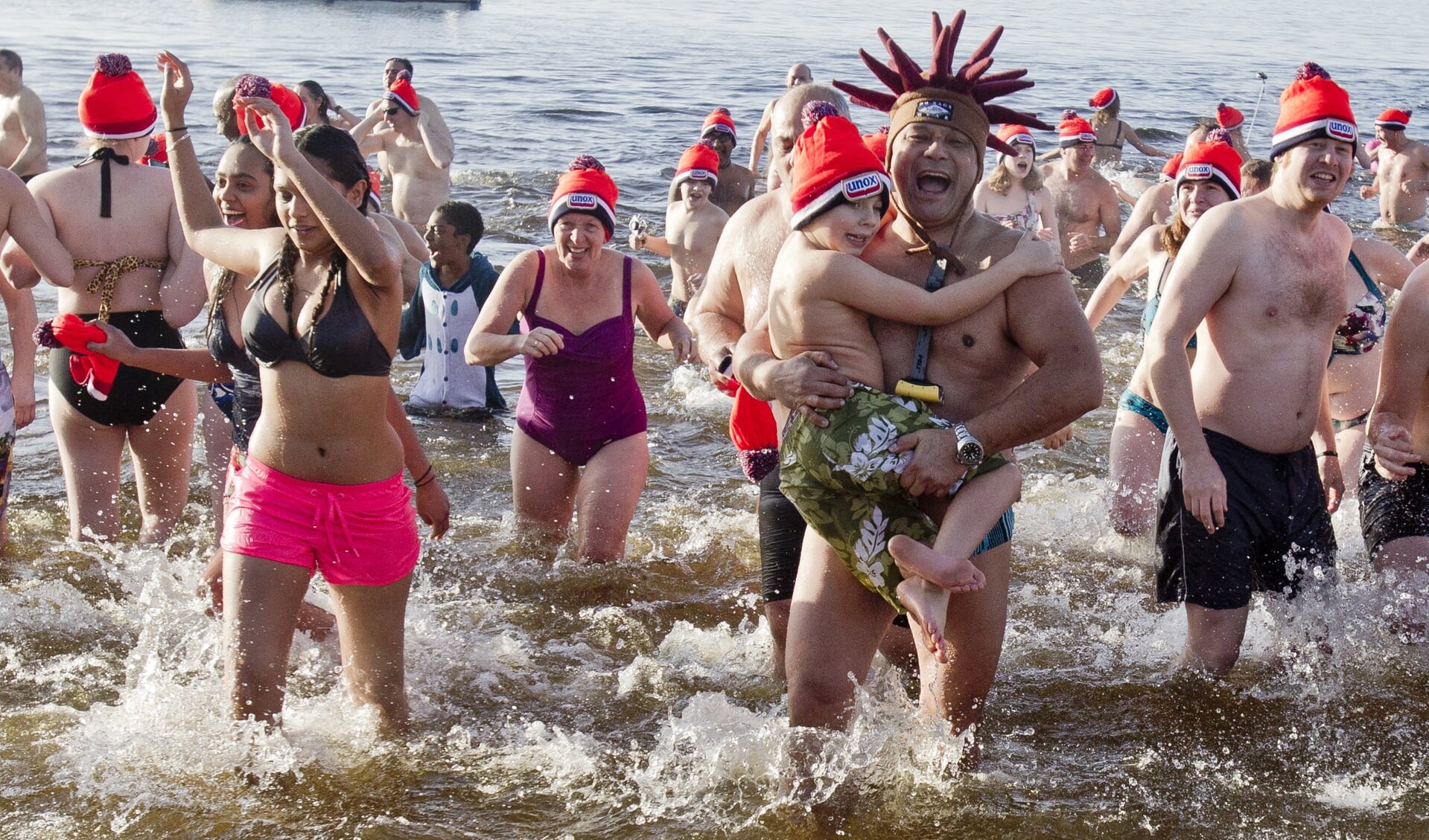 De traditionele Nieuwjaarsduik in het Gooimeer gaat op 1 januari 2022 weer niet door. (Archieffoto: Fred Rotgans)