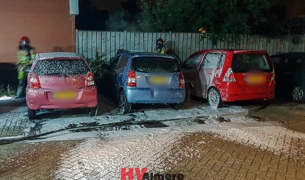 De auto's stonden dicht bij elkaar geparkeerd. (Foto: HV Almere)