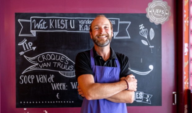 <p>Kok en begeleider Robert is trots op de prijs. (Foto: aangeleverd)</p>