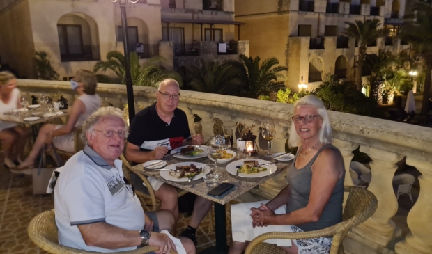 Het echtpaar De Wit op Malta met het in het midden Eric de Haan. (Foto: aangeleverd)
