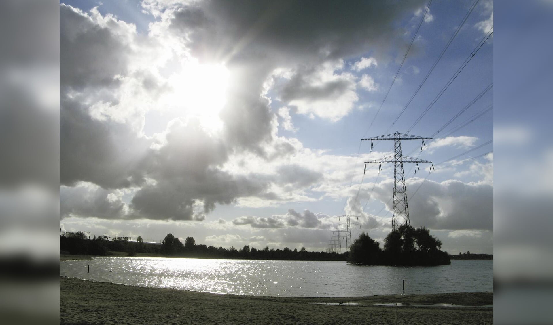 Donkere wolken boven het elektriciteitsnetwerk Almere (Archieffoto: Almere DEZE WEEK)