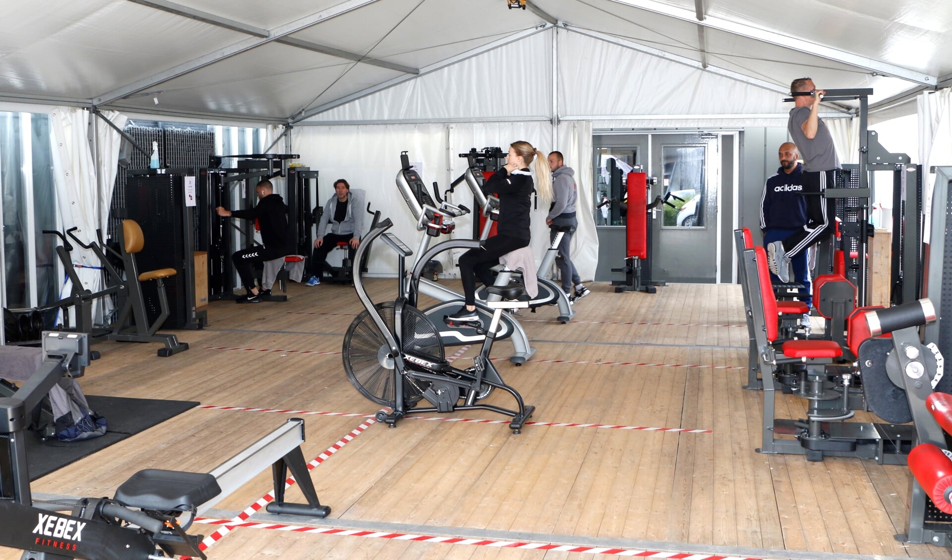 Tijdens eerdere lockdowns kon bij ALB Gym in Almere buiten worden gesport in een grote tent. (Archieffoto: Studio Rotgans/Rinus Lettinck).