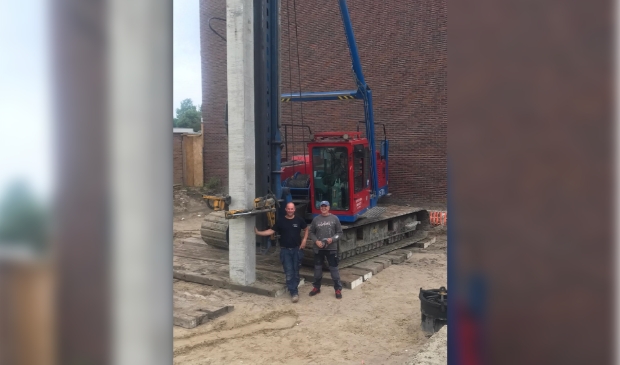 <p>Bouwer John van den Bovenkamp en projectontwikkelaar Robert Oostmeijer bij het slaan van de eerste paal. (Foto: aangeleverd)</p>