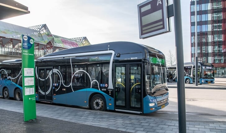 Er gaan weer meer bussen de weg op in Almere. (Foto: aangeleverd)